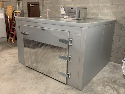 “Energy Act 2025 compliant mortuary cooler Model 2000-TR3C – includes drainage connection, copper stub, and OSHA-approved components.”